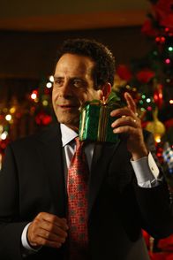 Monk – Monk (Tony Shalhoub) erinnert sich an das letzte Weihnachtsfest, das er zusammen mit seiner Frau Trudy gefeiert hat und das Geschenk, das bis heute ungeöffnet in einem Bücherregal steht ...