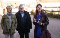 In aller Freundschaft – Vera Bader (Claudia Wenzel, re.) hat sich entschlossen, den Demenzbauernhof von Frau Dr. Jessel (Esther Esche, li.) anzusehen. Da Dr. Kaminski keine Zeit für die Besichtigung hat, hat sich Hans-Peter Brenner (Michael Trischan, mi.) angeboten. Dort angekommen, weiß Vera Bader von ihrem Wunsch nichts mehr und verfällt in ihre altbekannte Rolle der Gesundheitsdezernentin zurück.