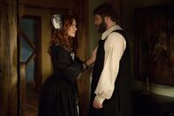 Salem – Noch ahnt Cotton (Seth Gabel, r.) nicht, wie weit Anne (Tamzin Merchant, l.) gehen würde, um ihm den Wünsch eines Kindes zu erfüllen ...