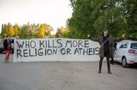 All the Sins – Um den radikalen Aaro Leppihalme (Jaakko Ohtonen, re.) bildet sich eine Gruppe junger Aktivisten, die gegen Religion und Kapitalismus protestieren.