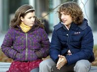 Schloss Einstein – Justus und Ronja fĂĽhren ein ernstes GesprĂ¤ch ĂĽber ihre Beziehung. (Miriam Katzer, li; Robert Reichert, re.)Â