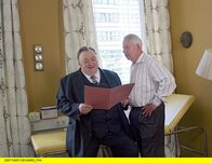 Der Dicke – Gregor Ehrenberg (Dieter Pfaff, l.) amüsiert sich über Dr. Wilhelmy (Harald Maack, r.) ärztlichen Befund.