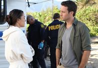 Hawaii Five-0 – Nachdem der berühmte Modefotograf Renny Sinclair in seinem Wohnwagen lebendig verbrannt ist, beginnen Steve (Alex O'Loughlin, r.) und sein Team mit den Ermittlungen. Hat Rennys Freundin, das Model Alana (Serinda Swan, l.), etwas damit zu tun?