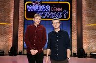 Wer weiß denn sowas? – Treten bei "Wer weiß denn sowas?" als Kandidaten an: Der Komiker Till Reiners (l.) und den Komiker Moritz Neumeier (r.).
