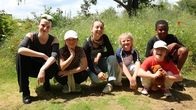 Checkerin Marina – Checkerin Marina (Mitte) findet mit Forscherin Aenne, Carla, Helena, Tessa und Naayif heraus, was die meisten Menschen schön finden.
