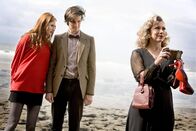 Doctor Who – ONE DOCTOR WHO, "Zeit der Engel" Uhr. Amy Pond (Karen Gillan, l) und Der Doktor (Matt Smith) beobachten River Song (Alex Kingston) am Strand.