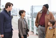 Extant – Um dem langen Arm von Spark zu entkommen, fliehen John (Goran Visnjic, l.), Molly (Halle Berry, 2.v.l.) und Ethan (Pierce Gagnon, r.) zu Mollys Vater Quinn (Louis Gosset, Jr., 2.v.l.). Diese Entscheidung sollten sie noch bereuen ...