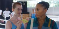 Spellbound - Verzaubert in Paris – Mia (Abigail O'Regan, l. ) überreicht der genervten Cece (Hailey Romain, r.) den neuen, extra von ihr laminierten Trainingsplan.