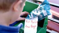 Mein bester Freund Marlon – Marlon (Martin Evensen) findet ein Geschenk von Hugo.