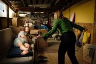 Bump – Dom Chalmers (Angus Sampson, l.); Angie Davis (Claudia Karvan, r.)