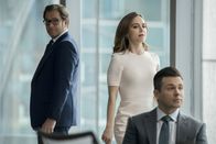 Bull – Als sein Freund Benny (Freddy Rodriguez, r.) ihn wegen Fehlverhaltens in seinem alten Job bei der Staatsanwaltschaft anklagt, willigt Bull (Michael Weatherly, l.) ein, für diesen speziellen Fall die knallharte Anwältin J.P. Nunnelly ((Eliza Dushku, M.) zu engagieren ...