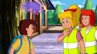 Bibi und Tina – Bibi (M.) und Tina (r.) entdecken einen kleinen Ausreißer (l.) am Bahnhof.