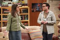 The Big Bang Theory – Die Ratlosigkeit ist Leonard (Johnny Galecki, r.) und Amy (Mayim Bialik, l.) ins Gesicht geschrieben. Sie wollten Sheldon doch nicht überfordern ...
