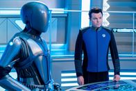 The Orville – Isaac (Mark Jackson, l.); Captain Ed Mercer (Seth MacFarlane, r.)