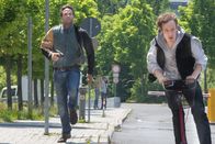 Akte Ex – Verfolgungsjagd: Lukas Hundt (Oliver Franck, l.) rennt dem Dealer Boris Franschick (Matthias Walther, r.) hinterher.