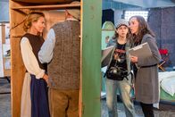 SOKO Kitzbühel – Nach der Ausgrabung einer Leiche auf einer Baustelle, meldet unerwartet ein junges Filmteam seinen Hauptdarsteller als vermisst. Dieser war tatsächlich Paul, der von der großen Schauspielkarriere träumte und nun mit dem Independent-Film "Hahnenkampf" durchstarten wollte. Neben dem SOKO-Team nehmen auch Gräfin Schönberg (Andrea L'Arronge, l.) und Hannes (Heinz Marecek) die Filmemacherinnen Anne (Victoria Nikolaevskaja, 2.v.r.) und Tina (Theresa Martini, r.) genauer unter die Lupe, die sich als gerissene junge Frauen herausstellen.