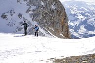 Bergwelten – Sepp Huber und Anita Brüggl bei einer Skitour durch die Buchauer Scharte.