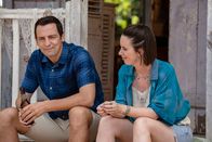 Death in Paradise – Auch wenn der Besuch etwas holpriger war, als gedacht, sind Neville (Ralf Little) und Izzy (Kate O’Flynn) froh, sich endlich wieder näher gekommen zu sein.