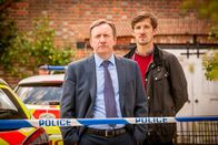 Inspector Barnaby – Barnaby (Neil Dudgeon, l.) und Nelson (Gwilym Lee, r.) haben es mit einer rätselhaften Mordserie zu tun.