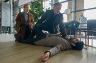 In aller Freundschaft – Dr. Roland Heilmann (Thomas Rühmann, oben) ist zur Stelle, als Razak Amari (Reza Brojerdi, liegend) das zweite Mal an einem Tag vor den Augen seiner Freundin Judith Schulze (Pina Kühr) umkippt.