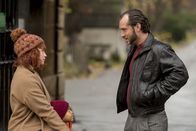 Dom Hemingway – Sind sich ziemlich fremd: Weil er zwölf Jahre lang im Knast saß, hat Dom (Jude Law, r.) zahlreiche wichtige Ereignisse im Leben seiner Tochter Evelyn (Emilia Clarke, l.) verpasst. Nun gelobt der Gauner Besserung, hat aber schon den nächsten Plan am Laufen ...