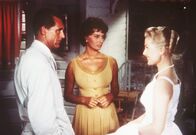 Hausboot – Die Haushälterin Cinzia (Sophia Loren, M.) registriert mit einer gewissen Eifersucht, wie Carolyn (Martha Heyer, r.) den verwitweten Tom Winston (Cary Grant, l.) umgarnt ...