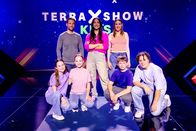 Terra X-Show Kids – Moderatorin Jess Schöne (M.) posiert mit ihren Gästen: Geschichtsinfluencer Mirko Drotschmann (3.v.l.) und Musikerin Malou Lovis (3.v.r.), dem Freundeteam Carl (r.) und Viktor (2.v.r.) sowie dem Freundinnenteam Daria (2.v.l.) und Estela (l.).