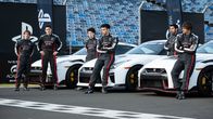 Montagskino im ZDF: Gran Turismo – In einer zu Marketingzwecken gegründeten Akademie des Autoherstellers Nissan konkurrieren die weltbesten Gamer des Videorennspiels "Gran Turismo" um eine Karriere als professioneller Rennfahrer. Von links: Henry (Mariano González), Matty (Darren Barnet), Klaus (Maximilian Mundt), Jann (Archie Madekwe), Avi (Harki Bhambra) und Antonio (Pepe Barroso)