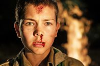 Camp Evil – Der 12-jährige Sam (Maurice Luijten) schließt sich einer Pfadfinder-Gruppe an und fährt mit ihnen in ein Camp. Doch aus der Dunkelheit lugt ein unheimliches, maskiertes Kind aus dem düsteren Dickicht des Waldes hervor.