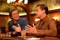 Filmnacht im ZDF: Once Upon a Time in ... Hollywood – Serienstar Rick Dalton (Leonardo DiCaprio, r.) und sein Stuntman und Kumpel Cliff Booth (Brad Pitt, l.) haben schon bessere Zeiten gesehen, doch sie halten zusammen wie Pech und Schwefel.