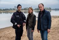 Wendland – Oliver Klasen (Malte Thomsen, l.), Kira Engelmann (Bettina Burchard, 2.v.l.) und Jakob Stiller (Ulrich Noethen, r.) ermitteln in einem Mordfall.