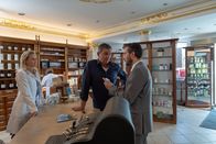 Der Bergdoktor – Eigentlich sollte sich Kai Riegert (Pablo Sprungala, r.) dringend eine Auszeit von seinem stressigen Job nehmen, doch er will nicht auf den Rat von Dr. Martin Gruber (Hans Sigl, m.) hören. Stattdessen besorgt er sich bei der Apothekerin Franziska (Simone Hanselmann, l.) starke Schmerzmittel.
