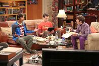 The Big Bang Theory – Gute Freunde: Howard (Simon Helberg, r.), Sheldon (Jim Parsons, M.) und Raj (Kunal Nayyar, l.) ...