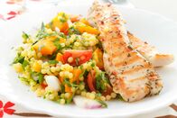Rachs 5€-Küche – Würziges gegrilltes Huhn mit frischem Gemüse und Couscous