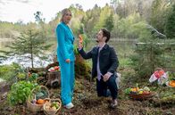 Sturm der Liebe – Greta (Laura Osswald, l.) und Luis (Michael Baral, r.) geraten wegen eines gespielten Antrags in einen Zank.