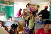 GEO Reportage – Gut ausgerüstet: Snackverkäuferin Daw Hla wartet mit ihrem Korb am Bahnhof auf den nächsten Zug.
