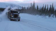 World's most Extreme – Der Dalton Highway gehört zu den entlegensten Straßen der Welt. Der 12-stündige Weg kann im Winter bis zu fünf Tage dauern.