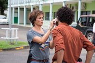 Deadly Tropics – Gaëlle Crivelli (Béatrice de la Boulaye) ahnt nicht, dass die Wunde in Auréliens Cherlery (Julien Beramis) Gesicht absichtlich von ihm und seinem Freund inszeniert wurde.