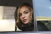 Desperate Housewives – Macht sich Sorgen um ihren Sohn, der in Gefahr ist, wenn er weiter in New York bleibt: Angie (Drea de Matteo) ...