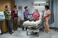 The Big Bang Theory – Während sich die stolzen Eltern Howard (Simon Helberg, M.) und Bernadette (Melissa Rauch, 2.v.r.) auf ihren Nachwuchs freuen, streiten sich Stuart (Kevin Sussman, l.) und Raj (Kunal Nayyar, 2.v.l.) noch um den Paten-Titel ...