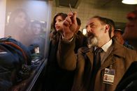 Castle – Kann der Ermittler Sidney Perlmutter (Arye Gross, r.) Kate (Stana Katic, l.) in diesem dubiosen Mordfall weiterhelfen?; Kann der Ermittler Sidney Perlmutter (Arye Gross, r.) Kate (Stana Katic, l.) in diesem dubiosen Mordfall weiterhelfen?