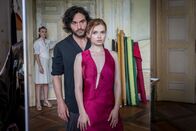 Schneeweißchen & Rosenrot – Bianca (Jeanne Goursaud, l.) ertappt ihre Schwester Rosalie (Zoe Moore, r.) in Leons (Kerem Can) Atelier. Rosalie trägt das Abendkleid, das er für sie entworfen hat.