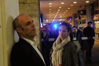 SOKO Stuttgart – Behutsam versucht Selma Kirsch (Yve Burbach, r.) den Ehemann des Opfers, Hannes Petermann (Peter Kremer, l.), zu befragen, aber er ist noch zu geschockt von den Ereignissen. Im Hintergrund haben sich Schaulustige eingefunden.