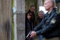 Unter Verdacht – Dr. Eva Maria Prohacek (Senta Berger), André Langner (Rudolf Krause) und Evas Bruder Reinhard (Robert Giggenbach) beim Zugriff.