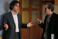 Numb3rs - Die Logik des Verbrechens – Charlie (David Krumholtz, l.) und Larry (Peter MacNicol, r.) diskutieren über den neuen Fall, bei dem Charlie seinem Bruder Don behilflich ist ...