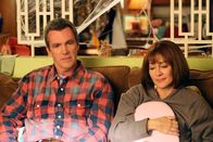 The Middle – Mike (Neil Flynn, l.) und Frankie (Patricia Heaton, r.) sind wenig erfreut, als Sue einen Lehrführerschein bekommt, denn das bedeutet, dass sie ihr nun das Autofahren beibringen müssen. Sue ist bei ihrem ersten Versuch jedoch so nervös, dass die Axl über den Fuß fährt ...
