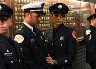 Chicago Fire – Warten vor der Beerdigung: Miranda Rae Mayo als Stella Kidd, Taylor Kinney als Kelly Severide