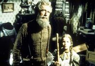 Unsere kleine Farm – Laura (Melissa Gilbert, r.) und Amos Pike (John Anderson, l.) säubern gemeinsam sein Haus.