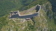 Verflucht - Große Legenden der Geschichte – Das Château de Montségur - Im 13. Jahrhundert ist die Festung der letzte Zufluchtsort der Katharer. Für die katholische Kirche gelten sie als Ketzer. Nach einer Belagerung durch die Truppen des Papstes sterben mehr als 200 Katharer auf dem Scheiterhaufen. Seither scheint ein Fluch auf dem Ort zu liegen.