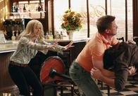Desperate Housewives – Lynette (Felicity Huffman, l.) versucht Tom (Doug Savant, M.) und Rick (Jason Gedrick, r.) auseinander zu bringen, doch sie schafft es nicht. Die Prügelei endet auf dem Polizeirevier ...